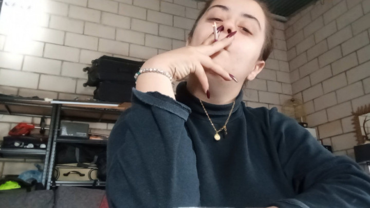 Diaaa4k:Pawg Girl Smoking slim cigarette