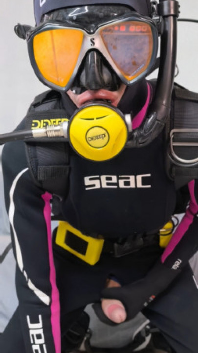 AmandaLatex:Scuba gear showcase and masturbation, cum on regulator