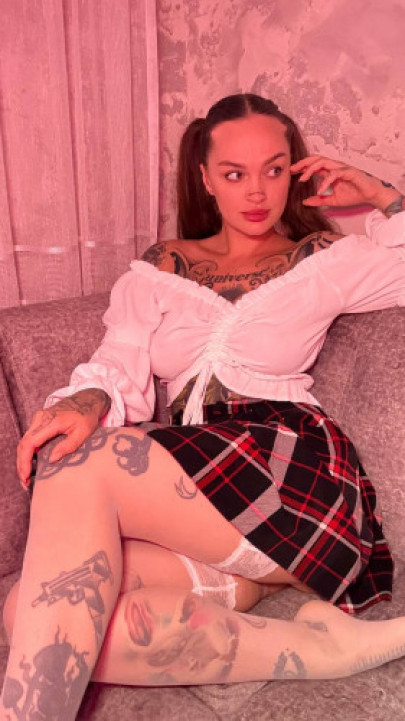 HoneyHouse:Schoolgirl in white stockings