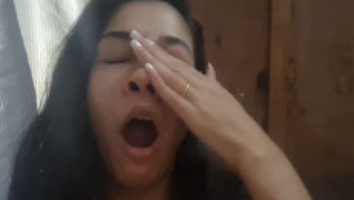 PetiteMorenaFetish:Close-Up Yawn