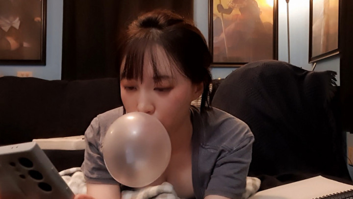 KBubblePops:Blowing Bubbles with Hubba Bubba Original