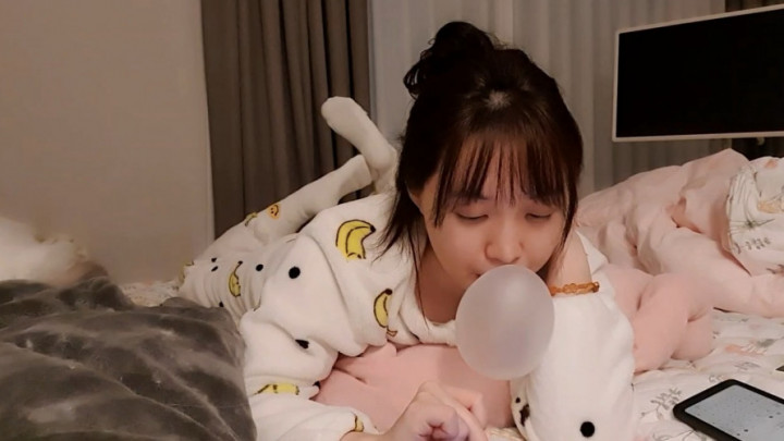KBubblePops:Blowing Bubblegum Bubbles in My Pajamas
