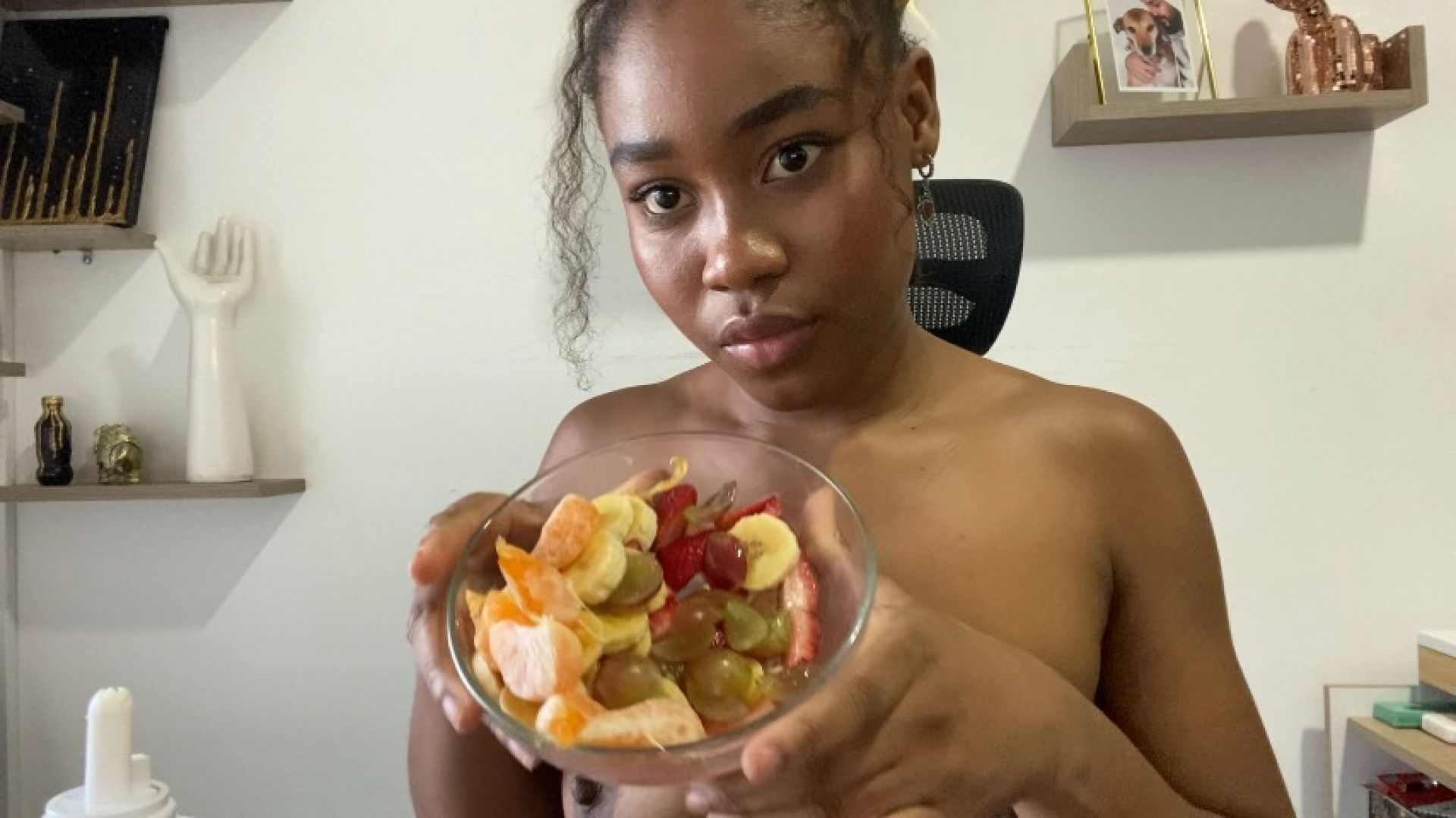 EMMASANTANI:Eating delicious fruits for you