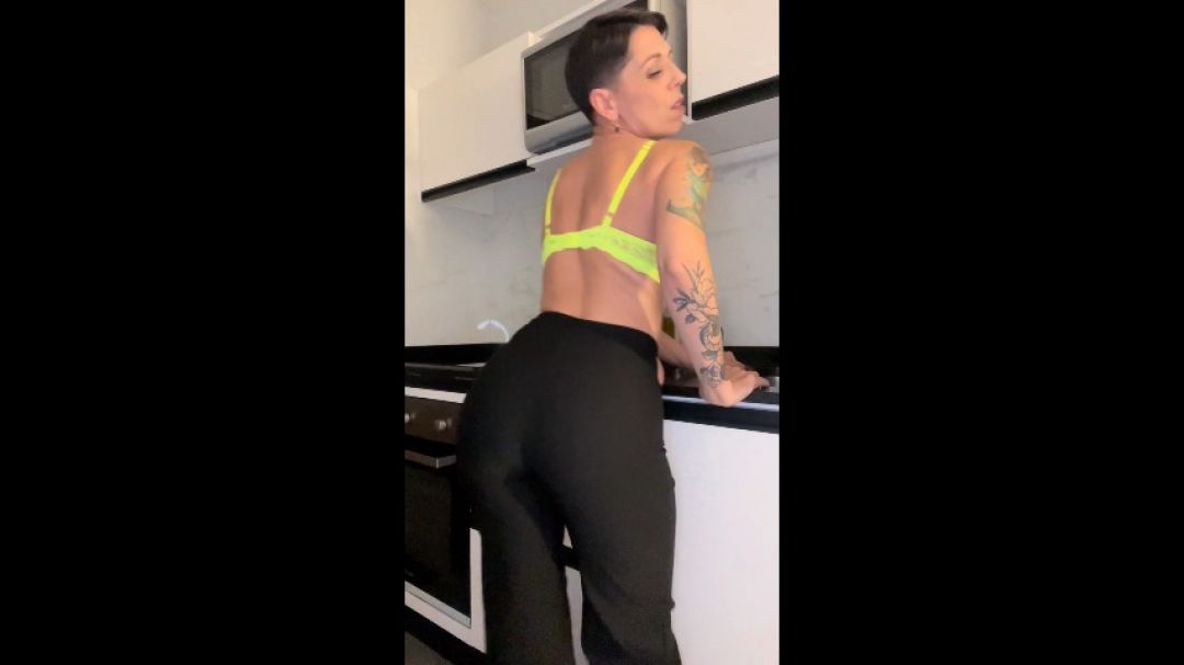 AmberBeachxxx:Strip and Anal