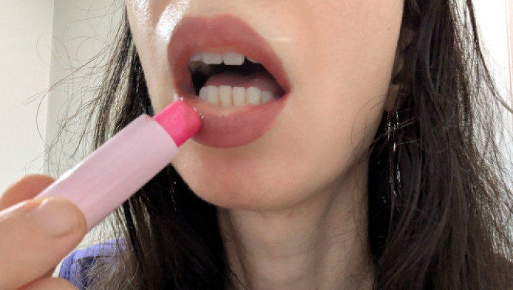 Jennae11:18-year old Jenna puts on lipstick sexy full big lips mouth