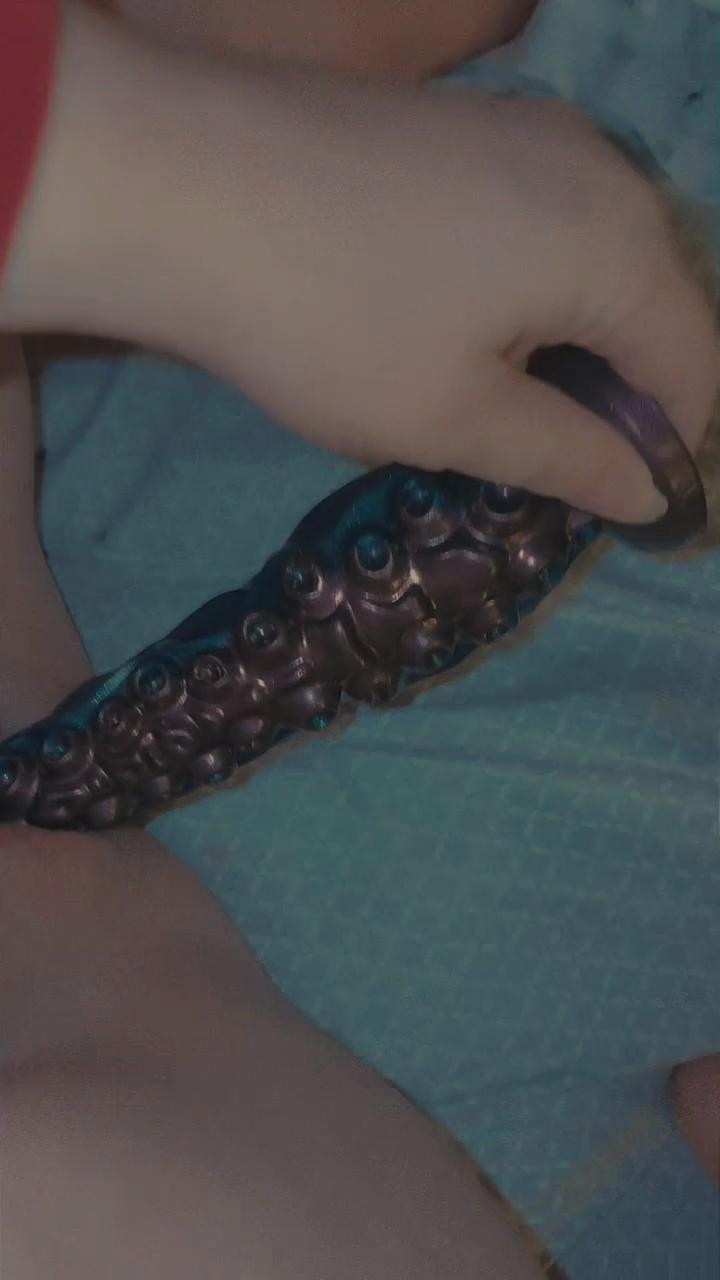 Submissiveslutt699:Fucking myself with a dragon dildo