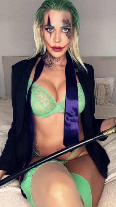 Tallgirlpenny:Sexy Joker wants to cum on your cock