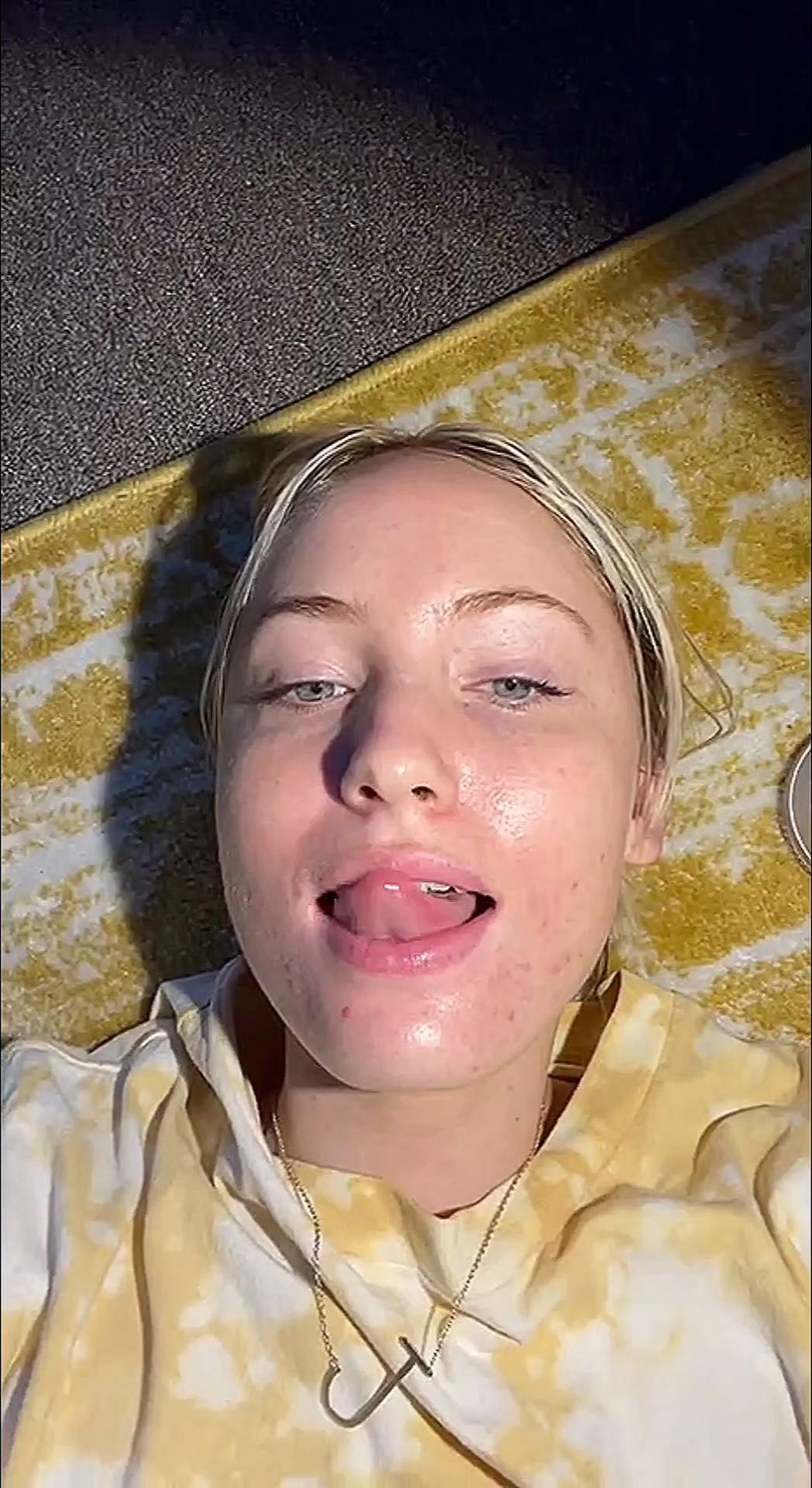 Modelsstongue:Amazing Long Tongue Out