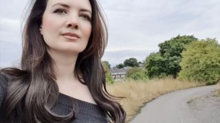 [383.45 MB] - Crouching outdoor skirt wetting peeing - Faye Taylor