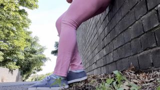[368.56 MB] - Pink leggings wetting peeing by the road - Faye Taylor