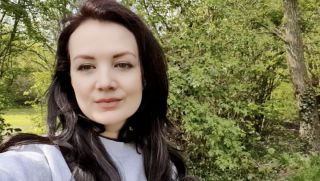 [354.60 MB] - Lilac skirt outdoor standing wetting peeing - Faye Taylor