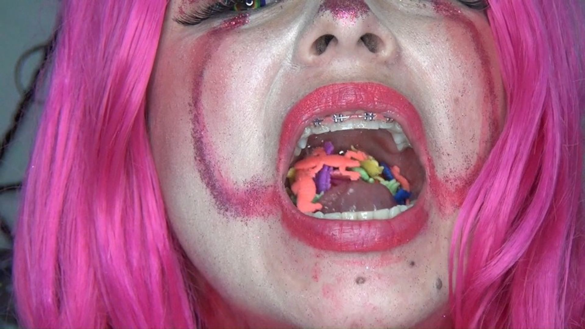 Aangeleyes swallowing a hundred figures