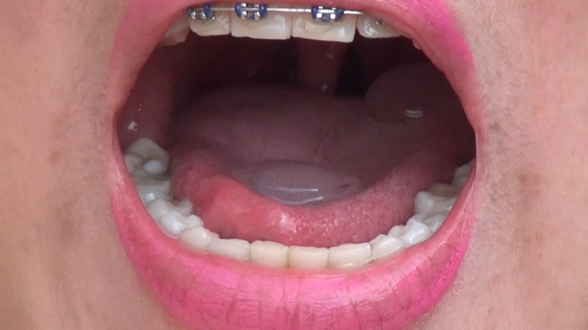 AANGELEYES - Refreshing my throat and tummy with ice - ManyVids