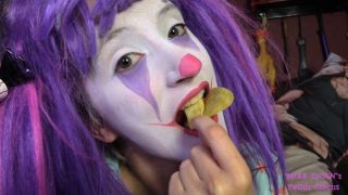 [737.17 MB] - Clown Girl Eats Chips - ThatMissQuin