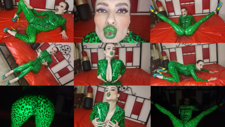 Princess18:I seduce you with my glossy green minty lips and latex
