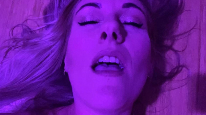 Sarah Passions:Stare Into My Eyes While I Cum For You